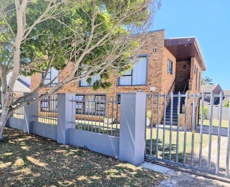 6 Bedroom Property for Sale in Bayview Western Cape